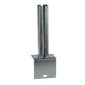 Hot-dip galvanised L-shaped steel base plate for 60 × 40 mm box section, with upright guide and two mounting holes. Designed for installation against walls or concrete edges in fencing, gate assemblies or industrial constructions.