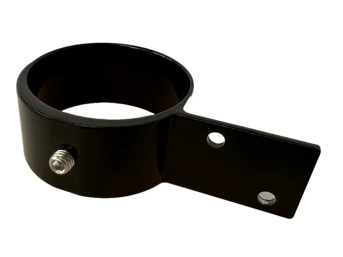Close-up of aluminium wood fence bracket end model in RAL 9005 black, fitted to a 60 mm steel tube. Shows how the timber fence panel fits securely to the bracket, ensuring a stable and long-lasting installation at the end of the fence line.